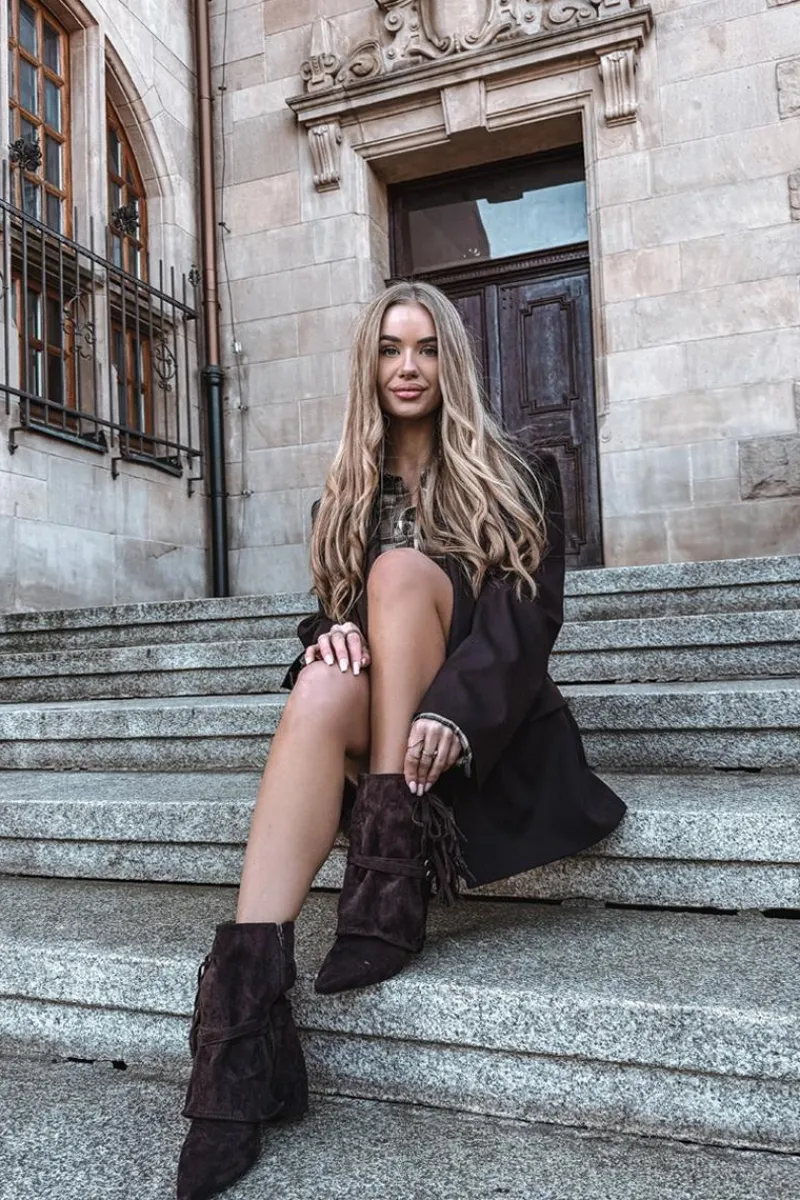 Botki Na Słupku|Czarne Botki>Boto Botki Damskie Na Słupku Z Frędzlami I Złotymi Klamrami Czekoladowe Evelisse Brązowy