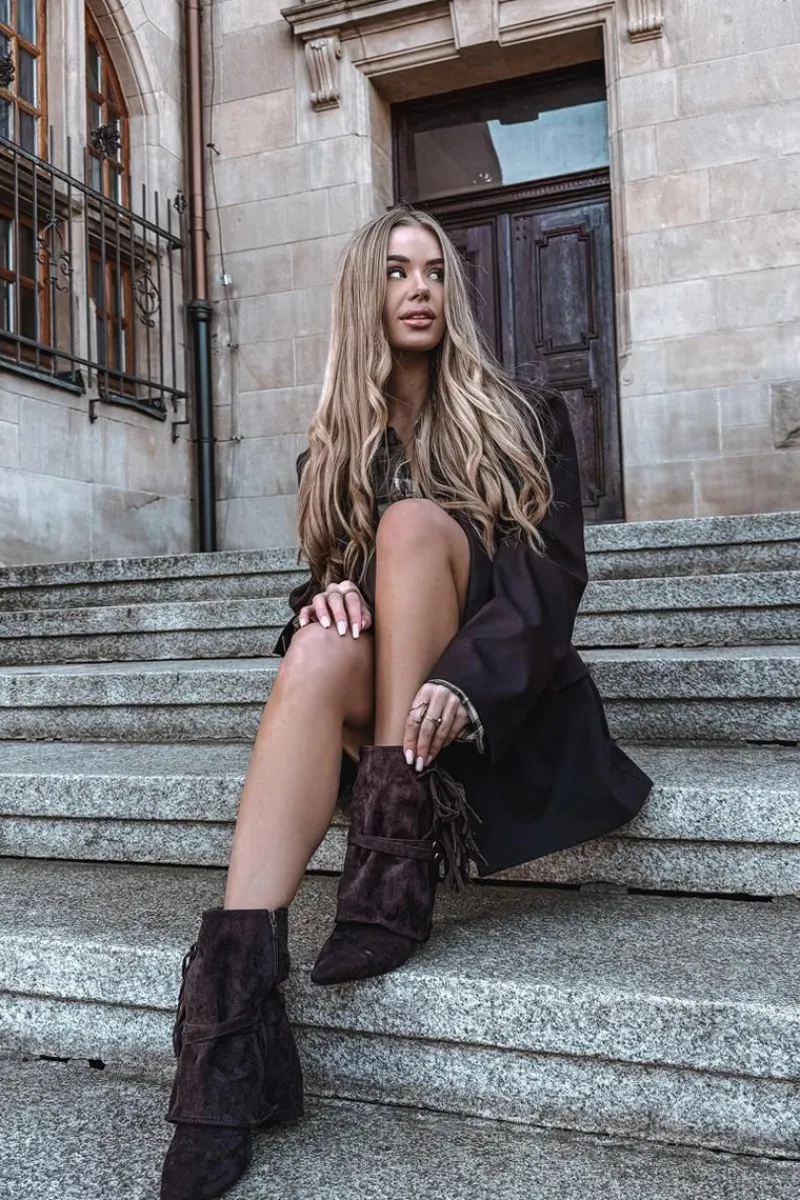 Botki Na Słupku|Czarne Botki>Boto Botki Damskie Na Słupku Z Frędzlami I Złotymi Klamrami Czekoladowe Evelisse Brązowy