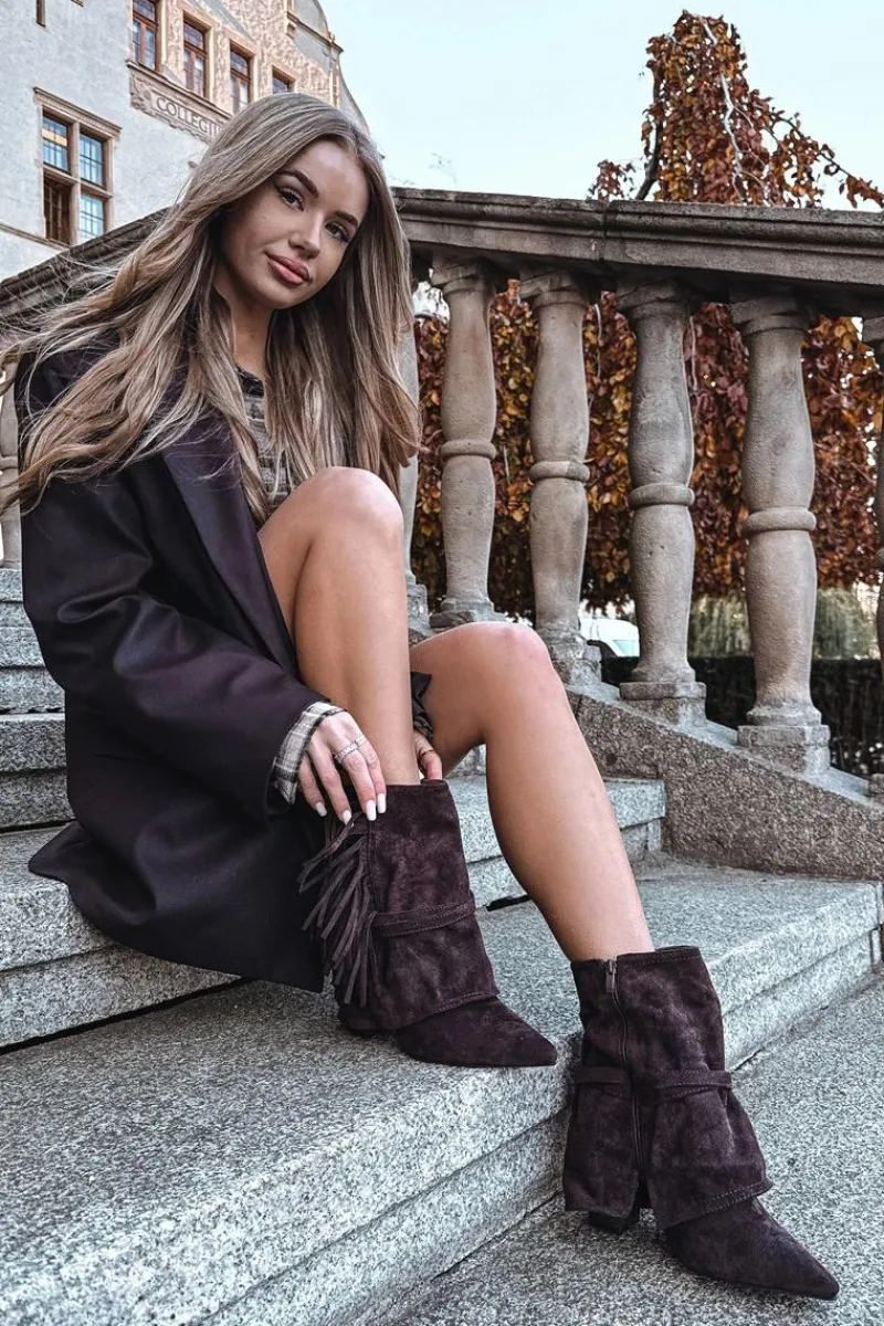 Botki Na Słupku|Czarne Botki>Boto Botki Damskie Na Słupku Z Frędzlami I Złotymi Klamrami Czekoladowe Evelisse Brązowy