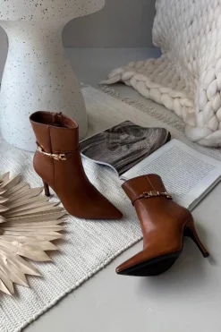 Botki Damskie Na Szpilce Z Paskiem I Złotym Elementem Ocieplane Camel Bellisse Damskie Botki Ocieplane|Botki Na Obcasie