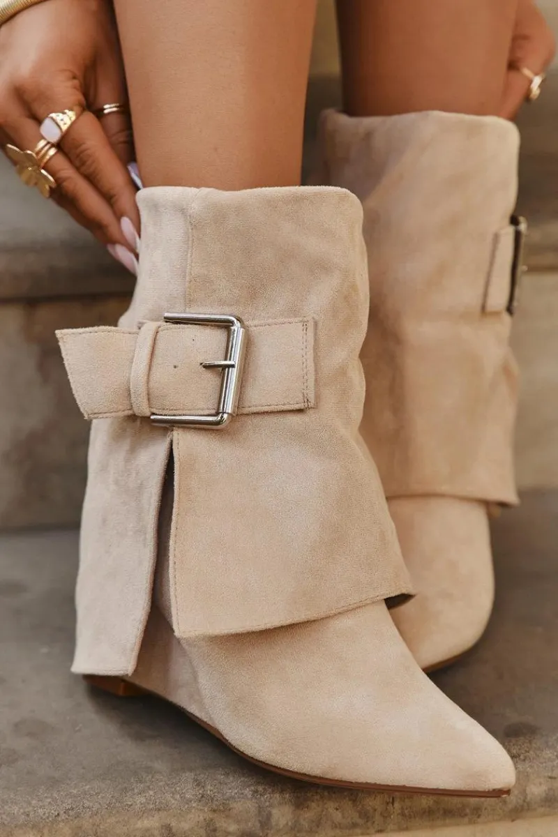 Sale Boto Botki Na Koturnie Z Wywiniętą Cholewką I Klamrą Eko Zamszowe Beżowe Vortinia