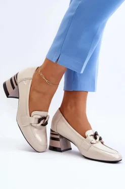 Outlet Buty damskie Vinceza Czółenka Lakierowane Z Łańcuchem Beżowe Paliotte