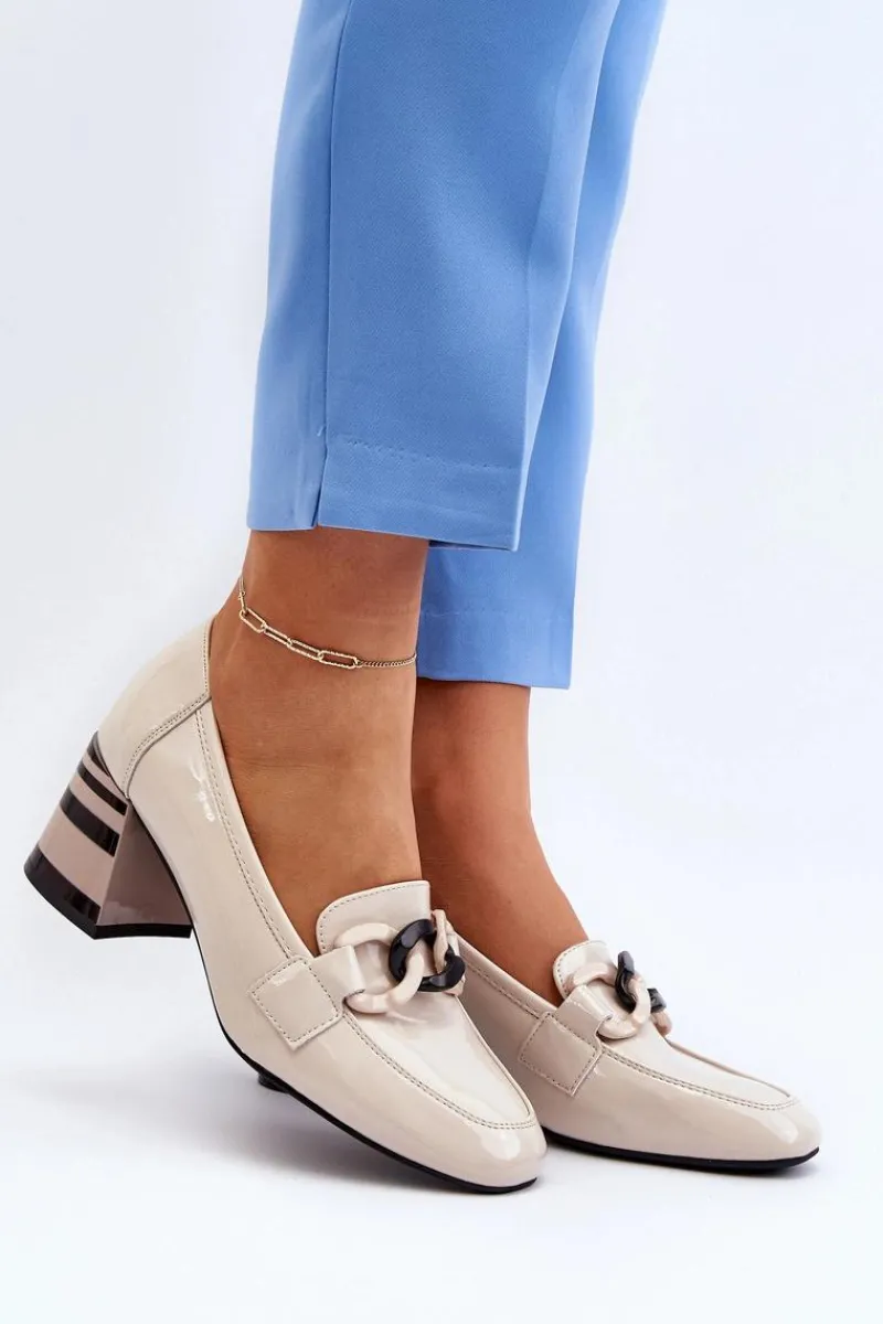 Outlet Buty damskie Vinceza Czółenka Lakierowane Z Łańcuchem Beżowe Paliotte