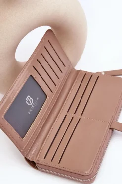 Damski Lakierowany Portfel Na Magnes Beżowy Bielia Portfele