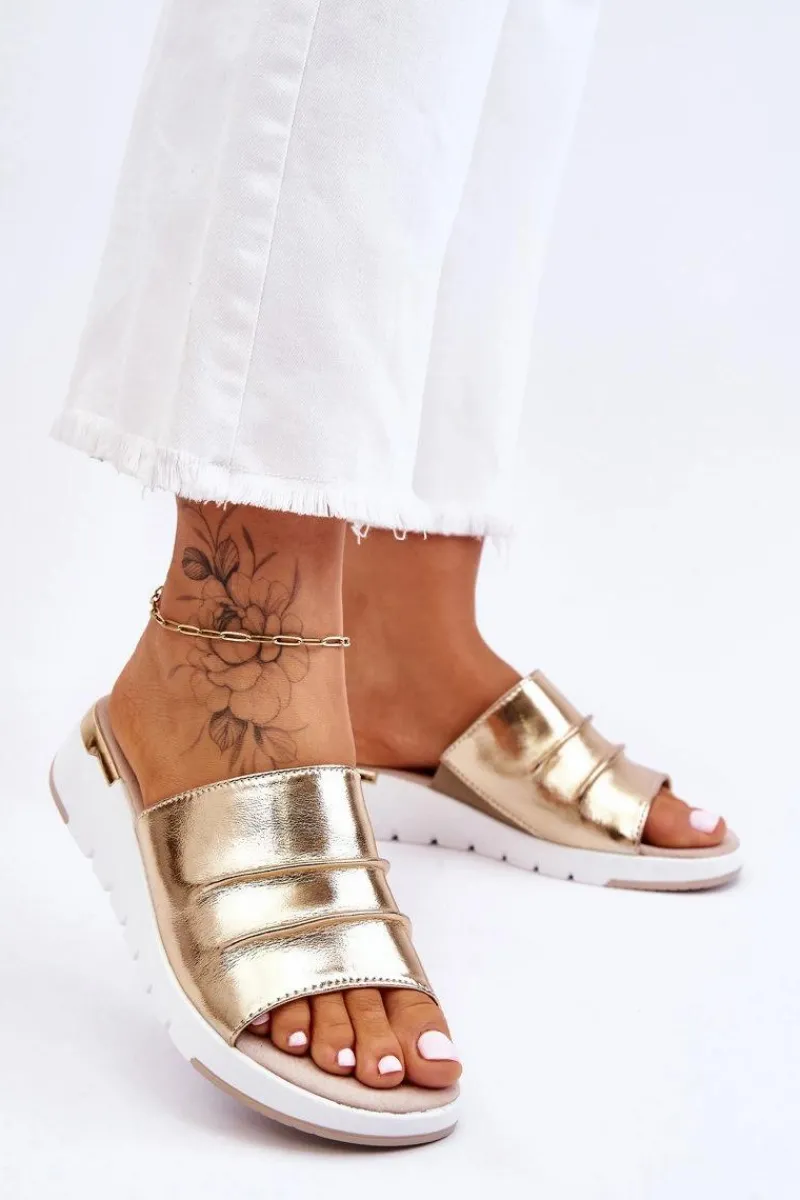 Klapki Na Koturnie|Klapki Damskie Klasyczne>Damskie buty S.Barski Damskie Klapki Skórzane Na Niewysokim Koturnie Złote Leona