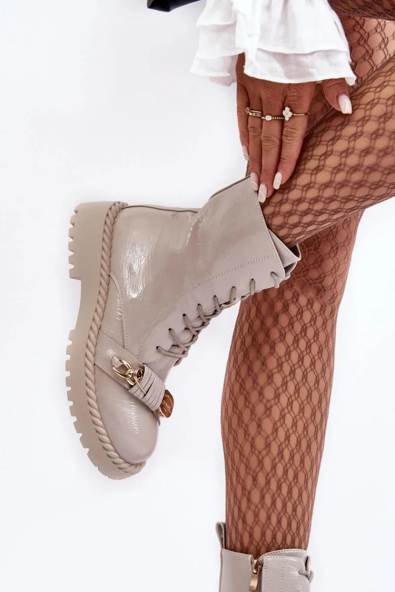 Sale Damskie Lakierowane Botki Workery Z Ozdobą D&A MR870-67 Jasnoszare Damskie Botki Ocieplane|Botki Sznurowane