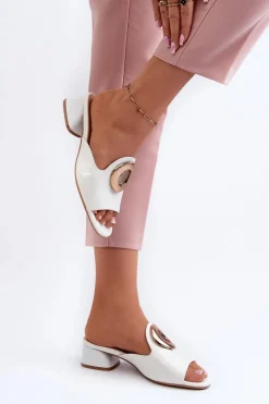 Sale Boto Eleganckie Lakierowane Klapki Damskie Na Niskim Obcasie Ze Złotą Ozdobą Białe Uzimila