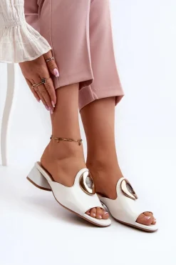 Sale Boto Eleganckie Lakierowane Klapki Damskie Na Niskim Obcasie Ze Złotą Ozdobą Białe Uzimila