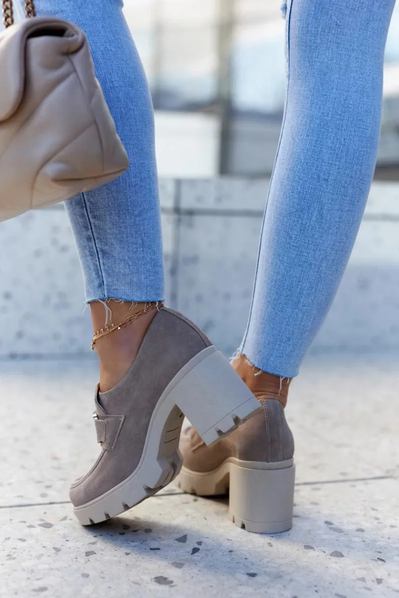 Półbuty Skórzane>Boto Eleganckie Półbuty Na Słupku Ze Srebrną Ozdobą Beżowe Harmell