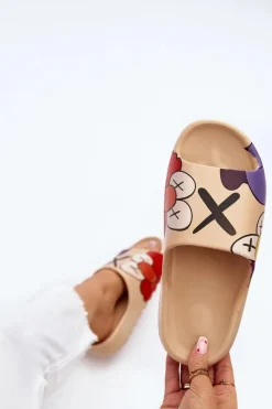 Online Gumowe Klapki Z Nadrukiem Ciemnobeżowe Monsters Damskie Klapki Damskie Klasyczne