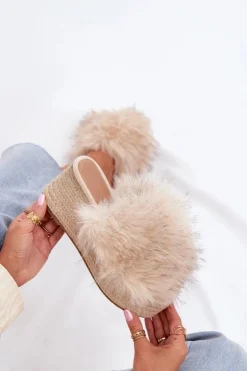 Klapki Z Futerkiem|Klapki Na Koturnie></noscript>Boto Klapki Damskie Na Koturnie Z Futerkiem I Plecionką Beżowe Virela Beżowy