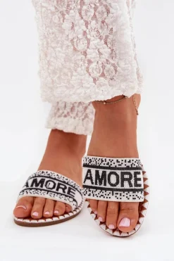 Best Klapki Damskie Na Płaskim Obcasie Ze Zdobieniem Amore Białe Avelina Damskie Klapki Damskie Klasyczne