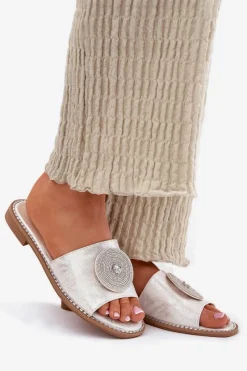 Damskie buty S.Barski Klapki Damskie Na Płaskim Obcasie Z Ozdobą S.Barski KV51-013 Srebrne Srebrny