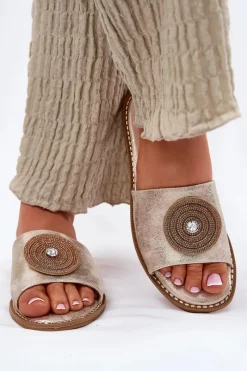 Klapki Damskie Klasyczne>Damskie buty S.Barski Klapki Damskie Na Płaskim Obcasie Z Ozdobą S.Barski KV51-013 Złote Złoty