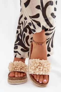 Discount Klapki Damskie Na Platformie Z Ozdobnymi Kwiatkami Beżowe Tessara Damskie Klapki Na Platformie|Klapki Damskie Klasyczne