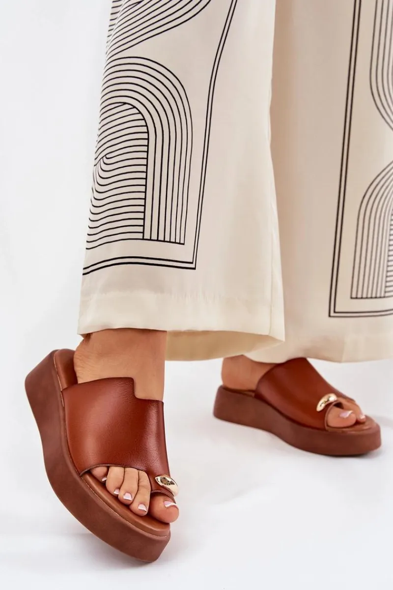 Discount Klapki Damskie Na Platformie I Niskim Koturnie Z Ozdobnym Detalem Camel Saqesse Damskie Klapki Na Koturnie|Klapki Na Platformie