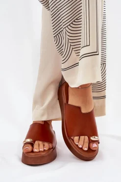 Discount Klapki Damskie Na Platformie I Niskim Koturnie Z Ozdobnym Detalem Camel Saqesse Damskie Klapki Na Koturnie|Klapki Na Platformie