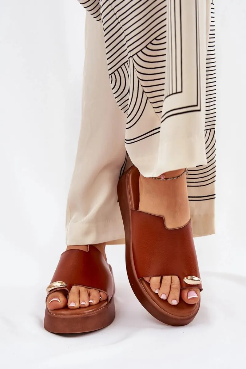 Discount Klapki Damskie Na Platformie I Niskim Koturnie Z Ozdobnym Detalem Camel Saqesse Damskie Klapki Na Koturnie|Klapki Na Platformie