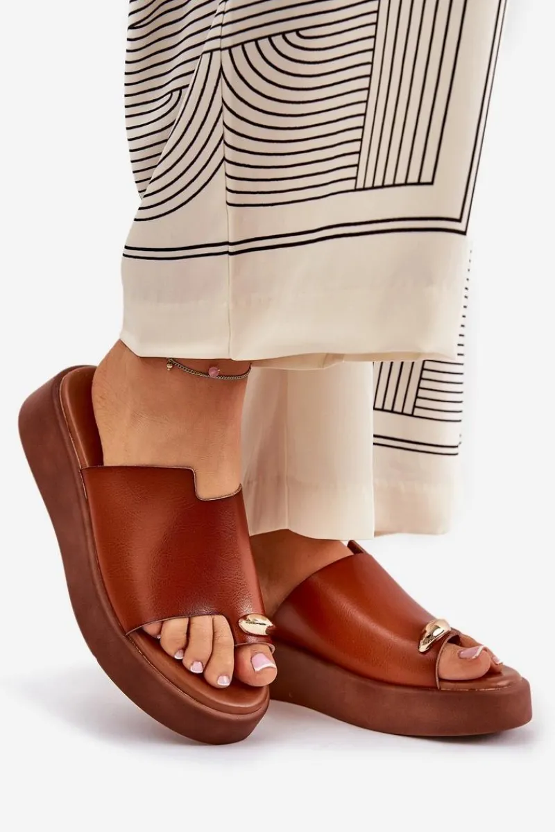 Discount Klapki Damskie Na Platformie I Niskim Koturnie Z Ozdobnym Detalem Camel Saqesse Damskie Klapki Na Koturnie|Klapki Na Platformie