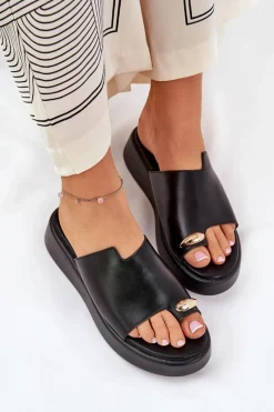 Best Klapki Damskie Na Platformie I Niskim Koturnie Z Ozdobnym Detalem Czarne Saqesse Damskie Klapki Na Koturnie|Klapki Na Platformie