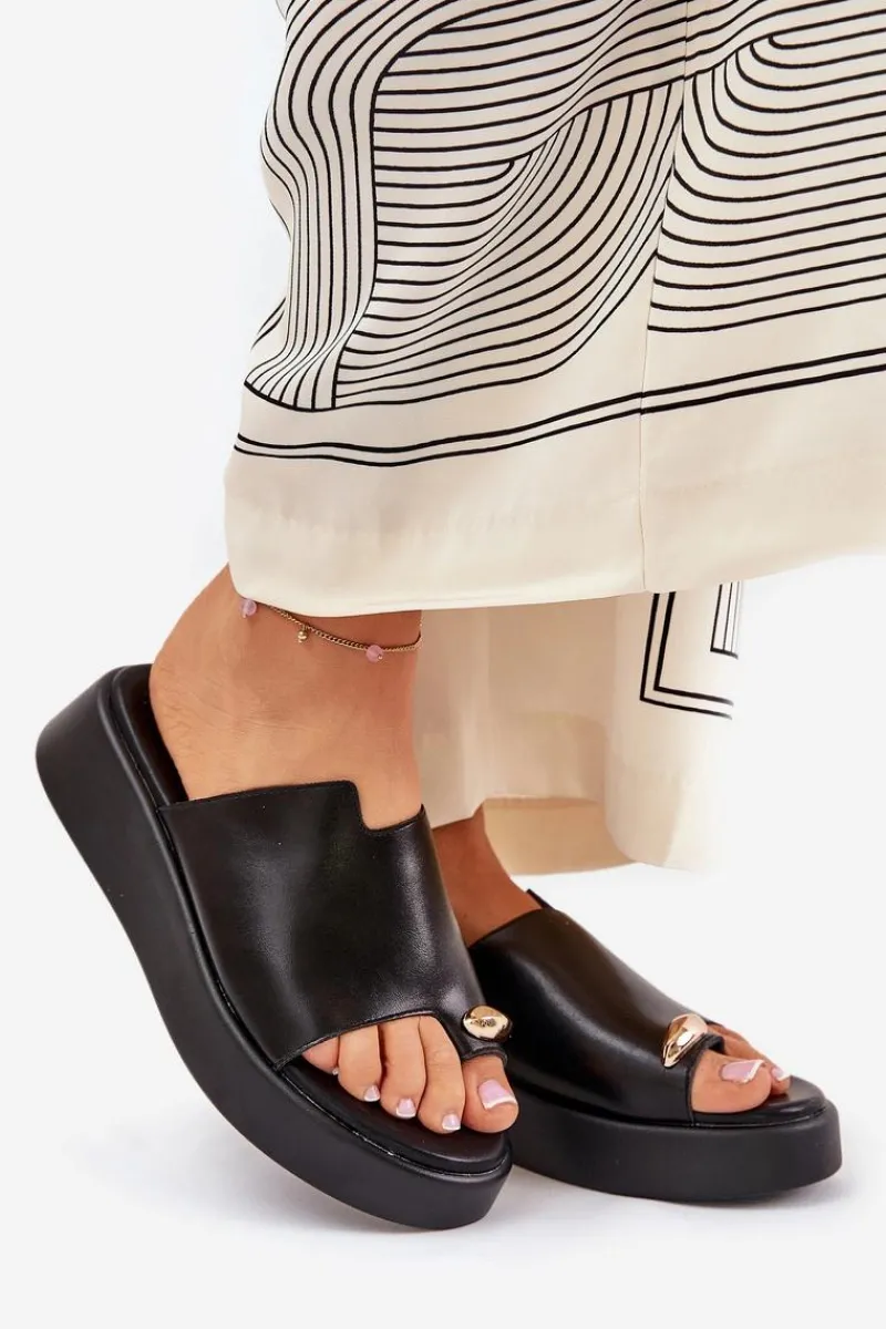 Best Klapki Damskie Na Platformie I Niskim Koturnie Z Ozdobnym Detalem Czarne Saqesse Damskie Klapki Na Koturnie|Klapki Na Platformie