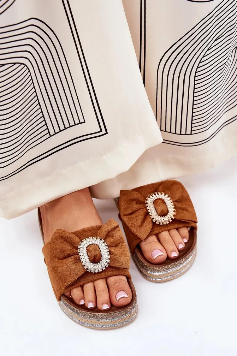 Boto Klapki Damskie Na Platformie Z Kokardką I Ozdobną Broszką Camel Lenela Brązowy