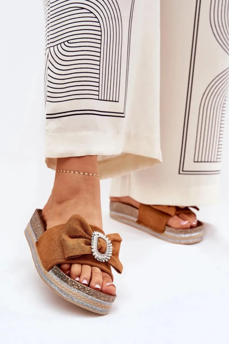 Boto Klapki Damskie Na Platformie Z Kokardką I Ozdobną Broszką Camel Lenela Brązowy