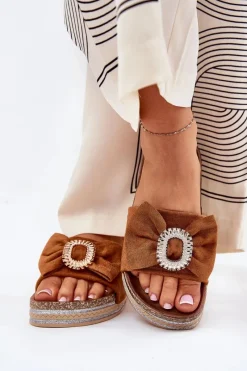 Boto Klapki Damskie Na Platformie Z Kokardką I Ozdobną Broszką Camel Lenela Brązowy