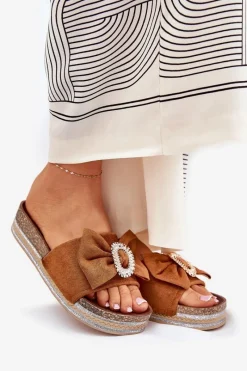 Boto Klapki Damskie Na Platformie Z Kokardką I Ozdobną Broszką Camel Lenela Brązowy