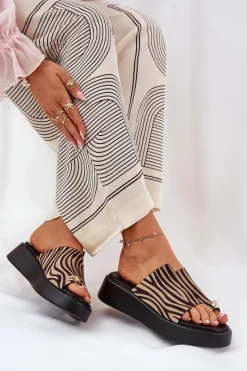 Outlet Boto Klapki Damskie Na Platformie I Niskim Koturnie Z Ozdobnym Detalem Zebra Czarno-Beżowe Saqesse