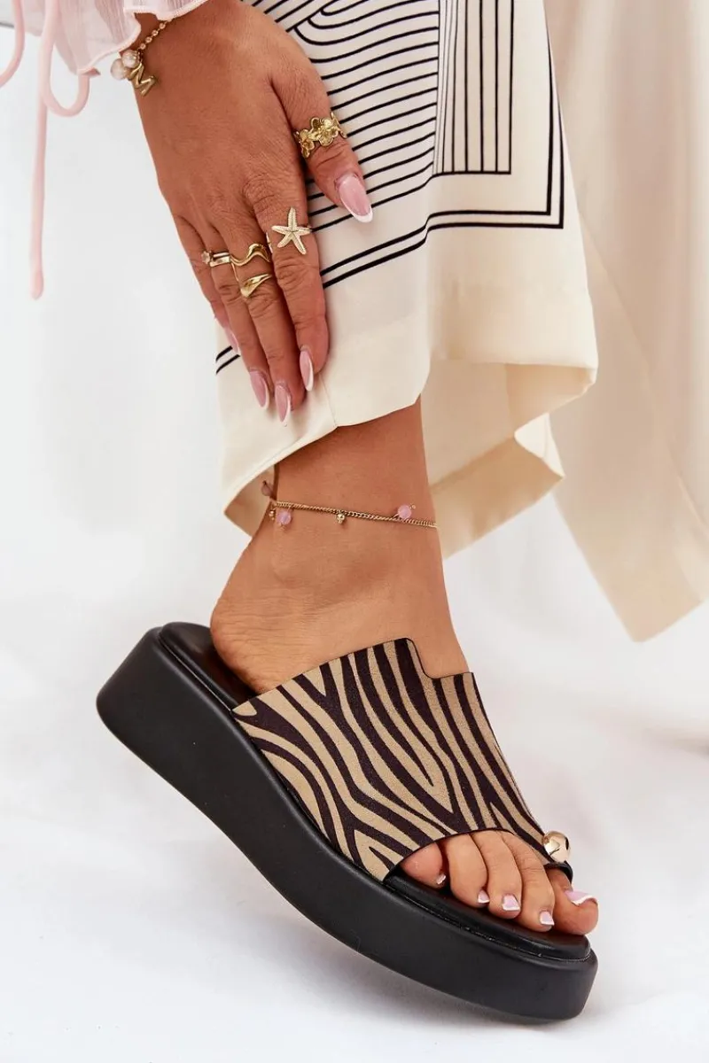 Outlet Boto Klapki Damskie Na Platformie I Niskim Koturnie Z Ozdobnym Detalem Zebra Czarno-Beżowe Saqesse