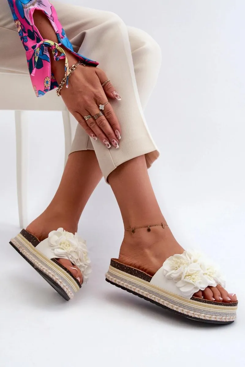 Outlet Boto Klapki Damskie Na Platformie Ozdobione Kwiatkami Białe Nodina