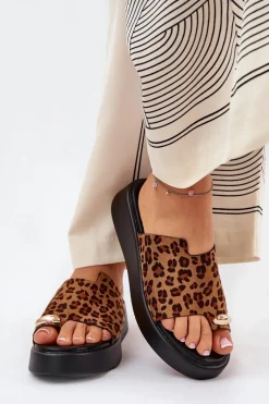 Klapki Na Koturnie|Klapki Na Platformie>Boto Klapki Damskie Na Platformie I Niskim Koturnie Z Ozdobnym Detalem Panterka Brązowe Saqesse Brązowy