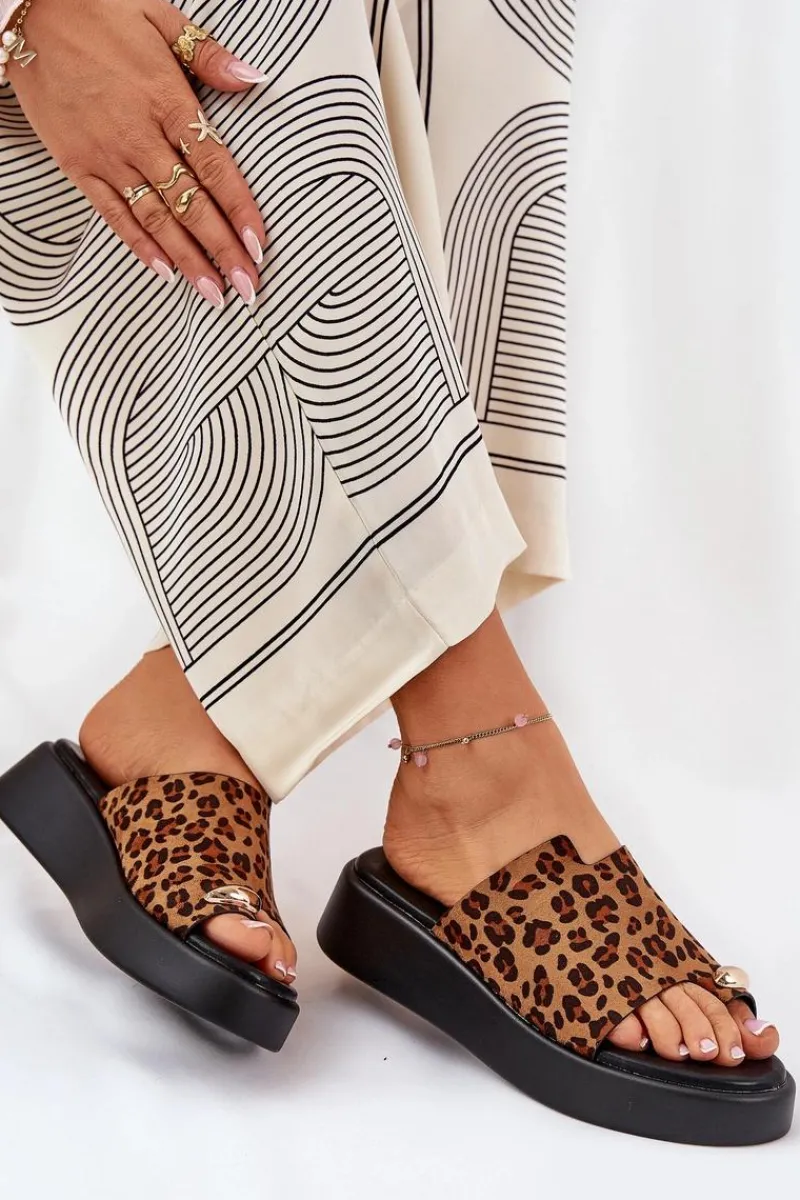 Klapki Na Koturnie|Klapki Na Platformie>Boto Klapki Damskie Na Platformie I Niskim Koturnie Z Ozdobnym Detalem Panterka Brązowe Saqesse Brązowy