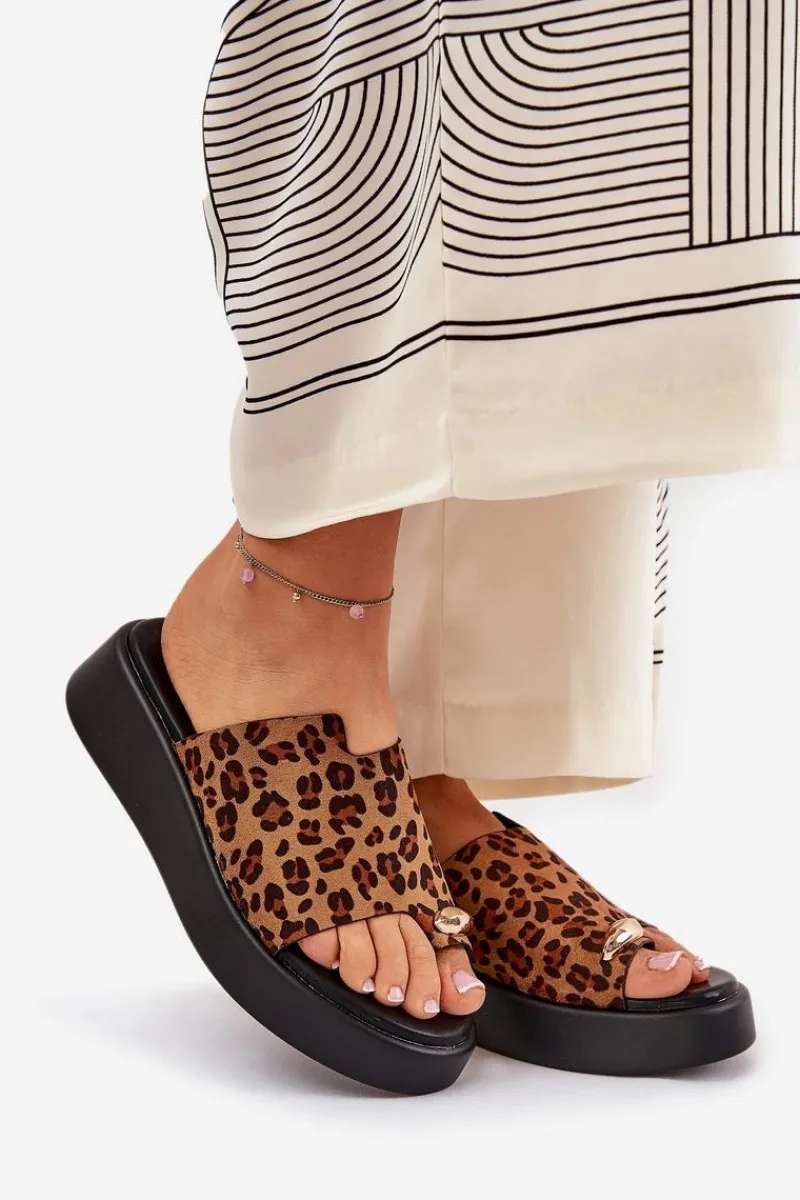 Klapki Na Koturnie|Klapki Na Platformie>Boto Klapki Damskie Na Platformie I Niskim Koturnie Z Ozdobnym Detalem Panterka Brązowe Saqesse Brązowy