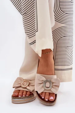 Klapki Korkowe|Klapki Na Platformie>Boto Klapki Damskie Na Platformie Z Kokardką I Ozdobną Broszką Beżowe Lenela