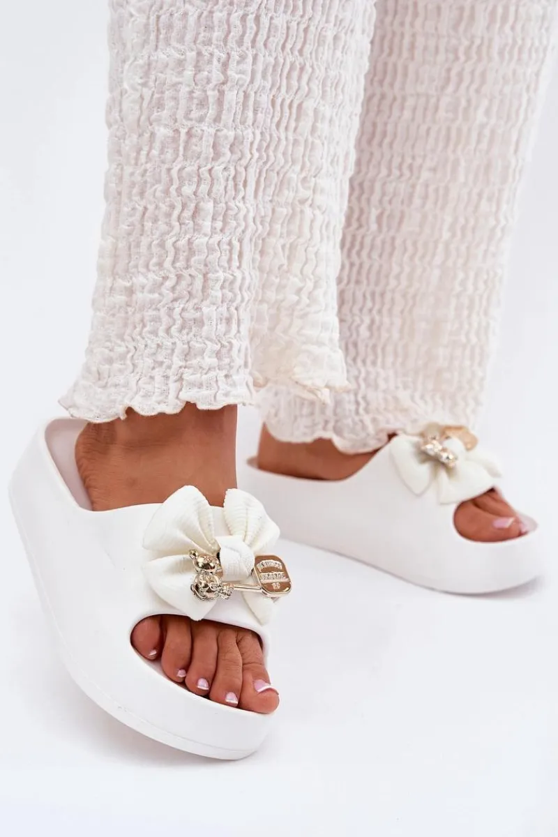 Hot Boto Klapki Damskie Piankowe Na Platformie Z Kokardką I Broszką Białe Marlize