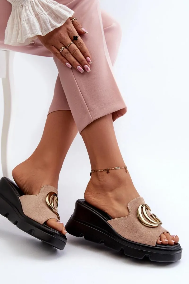 Klapki Na Platformie|Klapki Damskie Klasyczne>Buty damskie Vinceza Klapki Damskie Z Eko Zamszu Na Koturnie I Platformie Ze Złotą Ozdobą Vinceza 58295 Beżowe