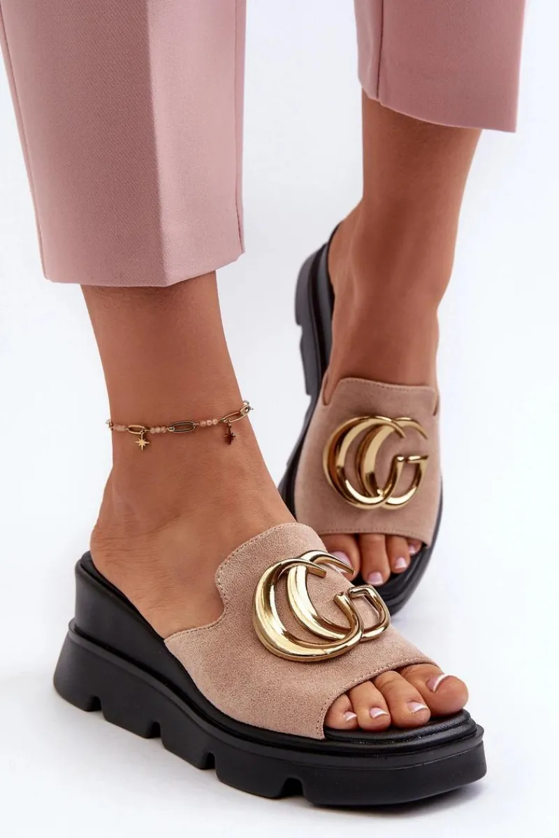 Klapki Na Platformie|Klapki Damskie Klasyczne>Buty damskie Vinceza Klapki Damskie Z Eko Zamszu Na Koturnie I Platformie Ze Złotą Ozdobą Vinceza 58295 Beżowe