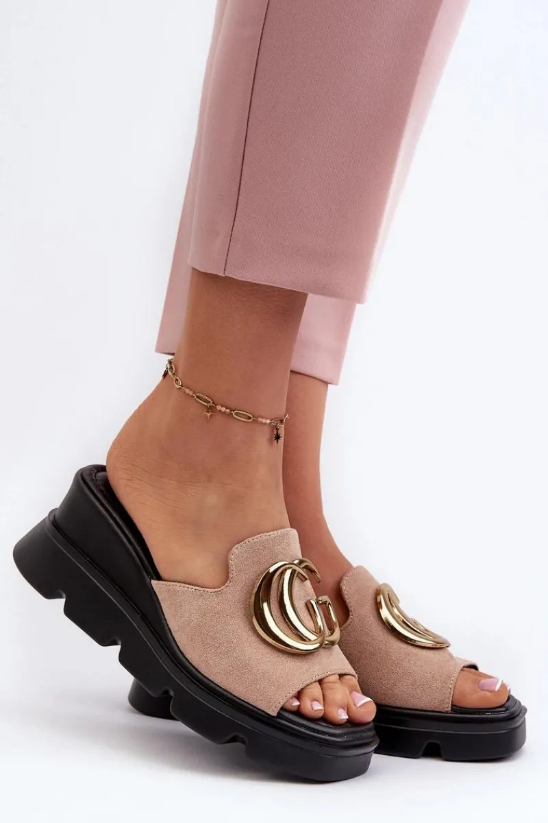 Klapki Na Platformie|Klapki Damskie Klasyczne>Buty damskie Vinceza Klapki Damskie Z Eko Zamszu Na Koturnie I Platformie Ze Złotą Ozdobą Vinceza 58295 Beżowe