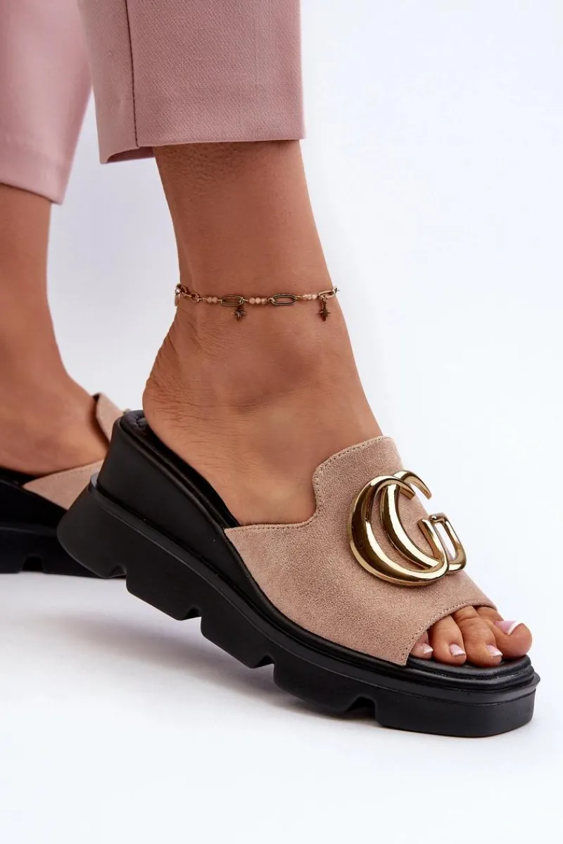 Klapki Na Platformie|Klapki Damskie Klasyczne>Buty damskie Vinceza Klapki Damskie Z Eko Zamszu Na Koturnie I Platformie Ze Złotą Ozdobą Vinceza 58295 Beżowe