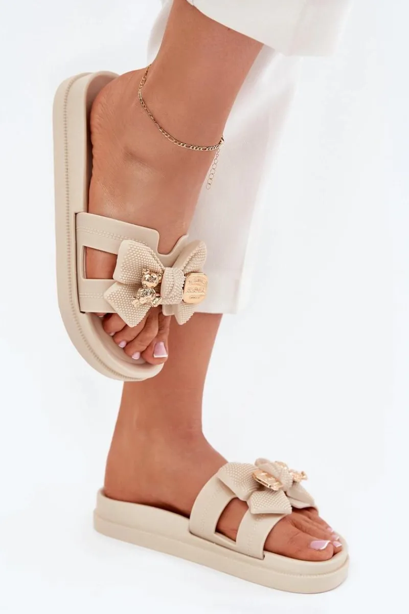 Discount Klapki Damskie Z Kokardą I Złotą Broszką Jasnobeżowe Lynara Damskie Klapki Na Platformie|Klapki Damskie Klasyczne