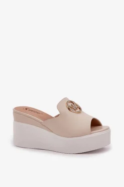 Klapki Na Koturnie|Klapki Na Platformie></noscript>Boto Klapki Na Platformie I Koturnie Z Ozdobą Jasnobeżowe Nanessia