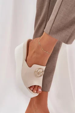 Klapki Na Koturnie|Klapki Na Platformie></noscript>Boto Klapki Na Platformie I Koturnie Z Ozdobą Jasnobeżowe Nanessia