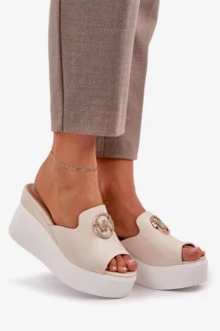 Klapki Na Koturnie|Klapki Na Platformie></noscript>Boto Klapki Na Platformie I Koturnie Z Ozdobą Jasnobeżowe Nanessia