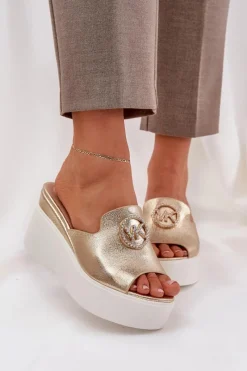 Klapki Na Koturnie|Klapki Na Platformie></noscript>Boto Klapki Na Platformie I Koturnie Z Ozdobą Złote Nanessia