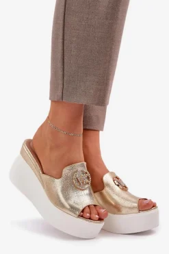 Klapki Na Koturnie|Klapki Na Platformie></noscript>Boto Klapki Na Platformie I Koturnie Z Ozdobą Złote Nanessia