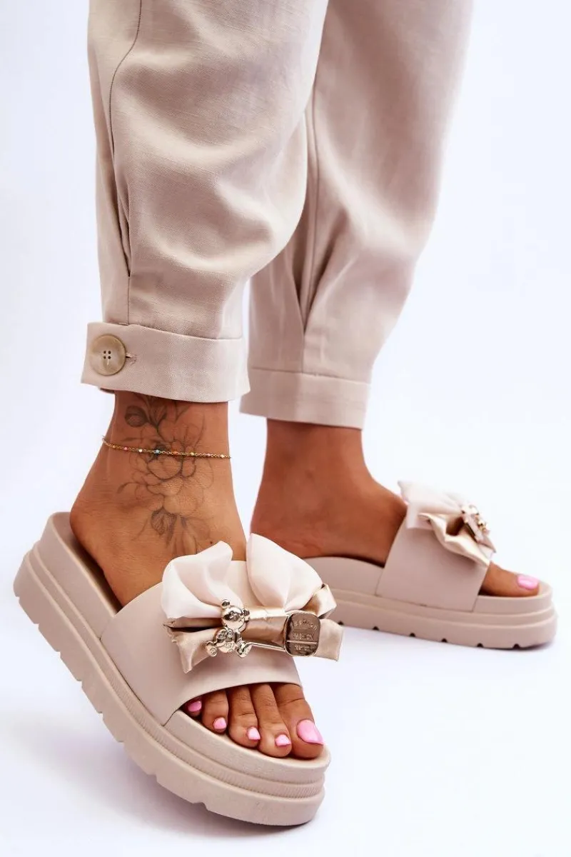 Klapki Damskie Klasyczne>Boto Klapki Z Kokardą I Ozdobnym Misiem Beżowe Suzy