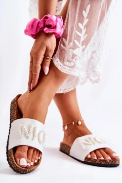 Evento Klasyczne Zamszowe Klapki Z Koralikami Białe Vayana