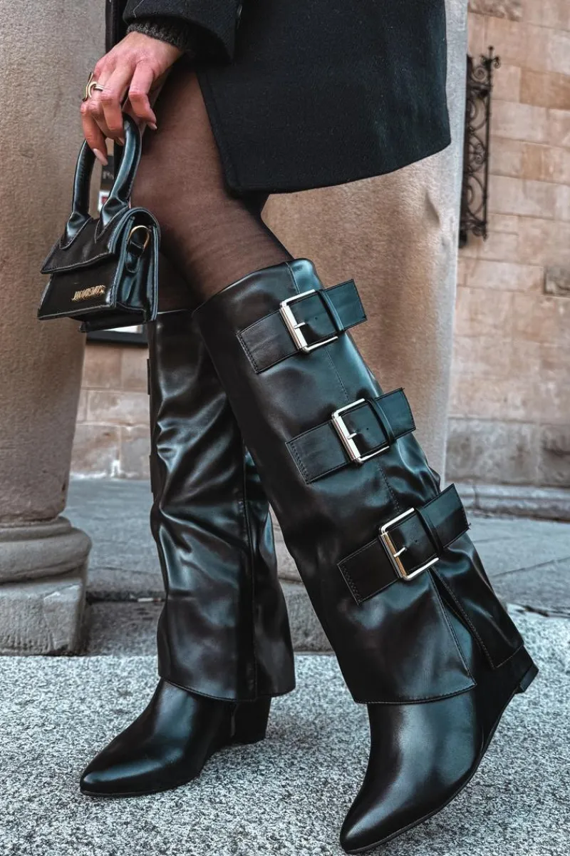 Kozaki Ocieplane|Kozaki Na Koturnie>Boto Kozaki Damskie Na Koturnie Z Wywiniętą Cholewką I Srebrnymi Klamrami Czarne Sarisse